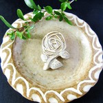 陶器でできた薔薇のブローチ