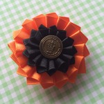 ロゼットブローチ。