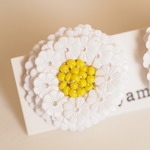 【再販】お花スパンコールのピアス　ホワイト