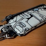 小：リールキーケース ラミネート エプロン白熊ン。モノクロ。