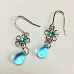【送料無料】ドロップ＆お花クリスタルのピアス（カラー：水色&シルバー