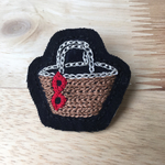 サングラスつきかごバックの手刺繍ブローチ