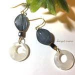 再販☆300円☆オーバル(ネイビー)☆アクリルチャーム(ホワイト)☆ブルーのピアス/イヤリング
