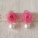 コットンパールと染め花を樹脂加工したピアス(紅ピンク)