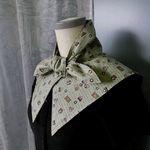 カーキ・英字　セーラーカラー付きクールネック