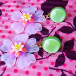 ひとつぶマスカットボタンと氷のお花イヤリング