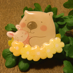 うさぎさんを抱っこするウォンバットブローチ