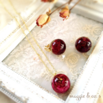 flower jewelry～真紅の薔薇イヤーカフ(クリップ)&アンティークピンクカラー風の薔薇ネックレスセット～