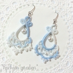 【sale】タティングレースのシャンデリア風ピアス ～白×水色～