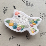 受注制作 虹色の白文鳥 -刺繍ブローチ