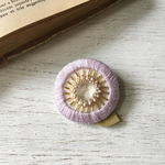 まあるいお花刺繍ブローチ 葉っぱ付き優しい紫