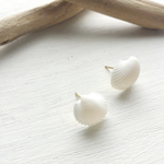 white beach （ホワイトシェルの一粒ピアス）