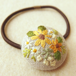 ひまわりと夏の花刺繍 くるみボタンヘアゴム