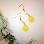 送料無料SALE！すりガラスお花ピアス　レモンイエロー