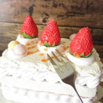 久し振りのケーキＢＯＸです♪　３粒苺のショートケーキ♪
