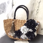 ブラック＆グレーのタッセルとお花のかごバッグ