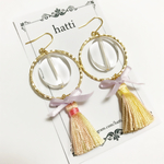 パステルカラーのタッセルピアス