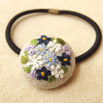 青と白の爽やか夏の小花ブーケ刺繍 くるみボタンヘアゴム