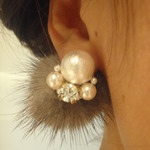 パールビジュー＆ファー（グレー）キャッチピアス