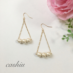 コットンパール×チェーンのトライアングルピアス