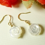 *P211*高品質ホワイトシェルAAA（白蝶貝）☆薔薇のピアス