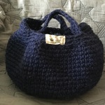 ころんとしたシンプルなタグ付き麻バック