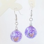 蝶と紫のシェルの球体レジンのピアス    