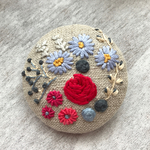 （大）リネン刺繍ブローチ ブルーデイジー