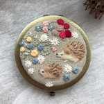 刺繍コンパクトミラー ハリネズミ兄弟