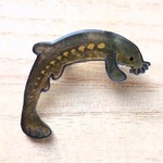 どじょうブローチ
