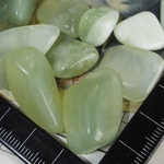 大粒非晶体ラフ天然ネフライト原石加工品♪天然ネフライト/軟玉/nephrite♪中国産♪ノンホール通し穴なし♪さざれ石10g/300円♪レジン封入カレット素材やガラスドームに♪