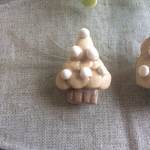 陶器  もみの木と雪  ブローチ