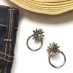 メタルフラワーフープピアス／イヤリング（シルバー）