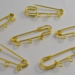 アクセサリーパーツ カブトピン 小 3穴 金 6個 43mm [4582434323383]