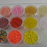 アクセサリーパーツ シード ビーズ 暖色 2mm 12色セット ラメ レジン ネイル ケース入り [4582434323550]