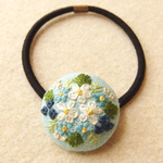 青と白の爽やか夏の小花ブーケ刺繍 くるみボタンヘアゴム