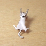シルバーピアス【ぶら下がりネコ】スタッドタイプ
