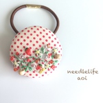 小さな苺〜刺繍ヘアゴム