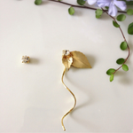 一粒のクリスタルとリーフのアシンメトリーな2wayピアス