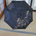 黒地に金色の刺繍の日傘（傘袋付き）