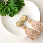 サークル刺繍タッセルイヤリング（カフェオレ）
