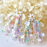 白花とパステルグラデのタッセルピアス/イヤリング