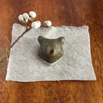 ツキノワグマの陶土ブローチ