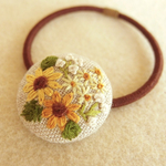 ひまわりと小花刺繍 くるみボタンヘアゴム