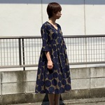 大きな水玉のギャザーワンピース