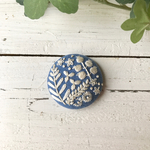 【ブローチ　or　ヘアゴム】草花の刺繍　サルビアブルー