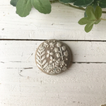 【ブローチ　or　ヘアゴム】草花の刺繍　コーヒー牛乳