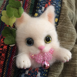 羊毛フェルトオッドアイ猫のブローチ