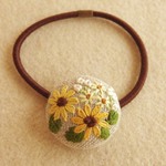 ひまわりと小花刺繍 くるみボタンヘアゴム