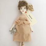doll charm  ベージュのドレスのレディ